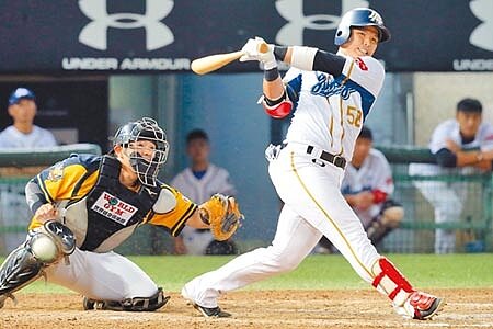 中職總冠軍賽昨日開打，Lamigo桃猿隊9局下半靠著廖健富再見安打，以6比5搶下總冠軍賽首勝。（陳麒全攝） 