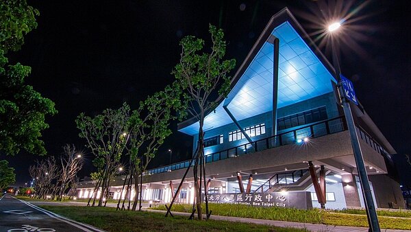 新北八里行政大樓夜照。圖/新北市工務局提供