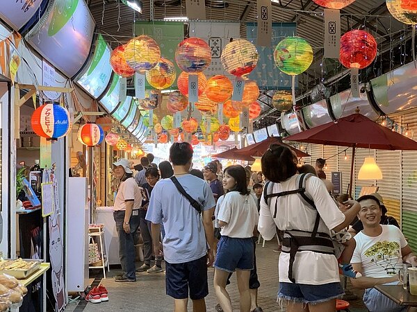 菱潭街興創基地今年以「開採菱感野菱蔓生」為主題,推出包括硬頸市集、闖關遊戲及表演活動。圖/新聞處提供