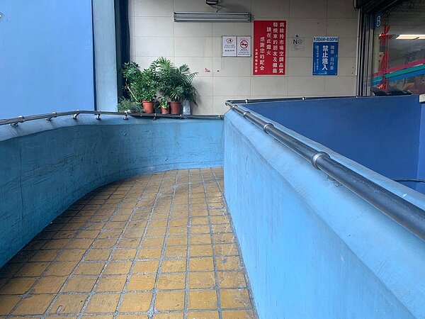 水源市場因有通往2樓的機車斜坡道，有時攤商和民眾會將機車騎到市場內。圖／記者郭頤攝影