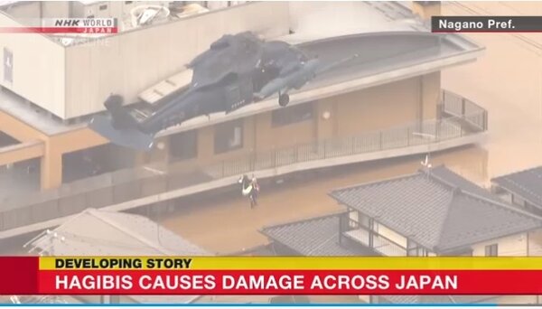 強颱哈吉貝肆虐日本，造成多處積水不退，官方派直升機救援，卻不慎發生意外。圖／截自日本NHK新聞畫面