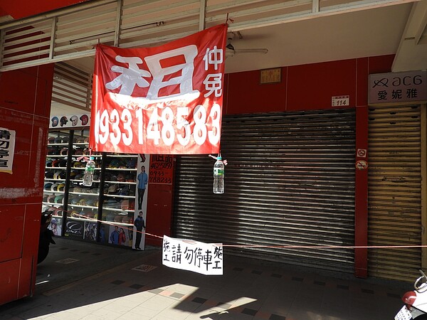中壢車站商圈空屋多,許多店面雖位處精華地段卻乏人問津。 記者高宇震/攝影