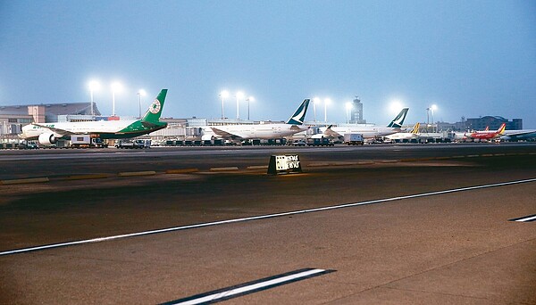 桃園機場每個機坪每天作業量高達十二架次,是東京成田機場的兩倍。圖為桃園機場南機坪作業情況。 記者陳嘉寧/攝影