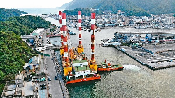 全國最大的海上作業平台船「宏禹一號」又回到南方澳斷橋現場,展開第二階段拆橋作業。 圖/台灣港務公司提供