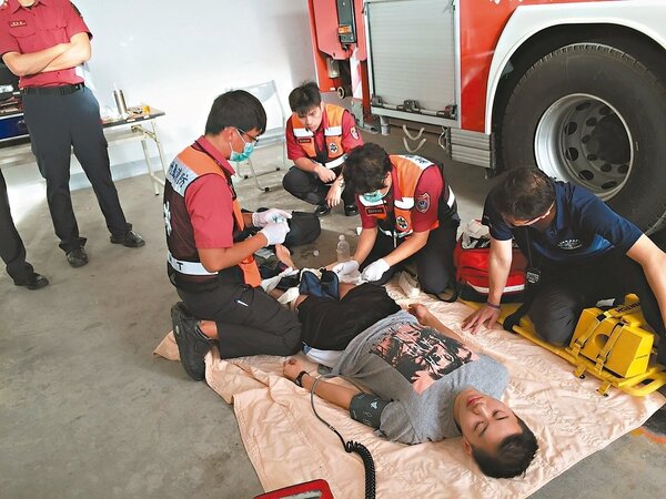 台南市為提高到院前救護急救成功率，消防分隊員加強訓練，模擬為傷病患實施靜脈注射。 記者黃宣翰／翻攝