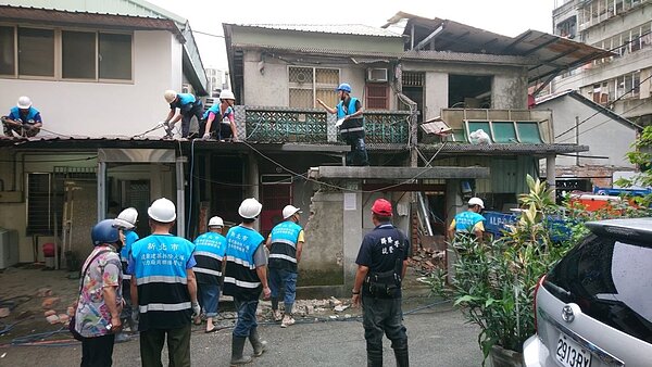 永和區文化路因佔用道路用地搭建違建,拆除大隊於今年5月強制拆除,並進行道路拓寬。圖/新北市工務局提供