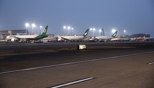 桃園機場每個機坪每天作業量高達十二架次,是東京成田機場的兩倍。圖為桃園機場南機坪作業情況。記者陳嘉寧/攝影