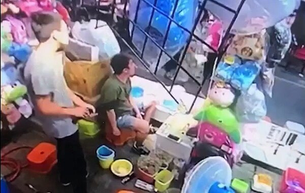 士林夜市旁新市場本月傳出澳洲遊客帶妻小到士林夜市的新市場撈魚,疑因遊客認為攤商的價格或兌獎機制不合理而起口角、互比中指的情況,最後店員還亮刀。圖/記者蔡翼謙翻攝