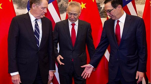 消息人士稱劉鶴（中）日前訪美並非空手而來，「中方準備好令貿戰降溫」。圖／香港01