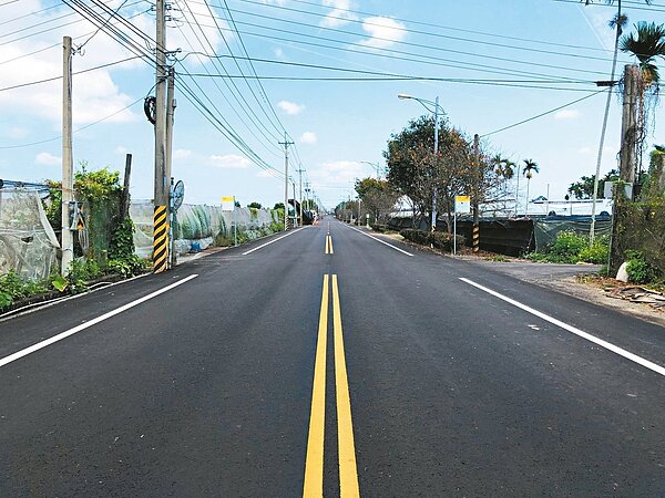 前往花海活動的主要道路新社區華豐街,昨已燙平,未來上山賞花更好走。 圖/台中市建設局提供