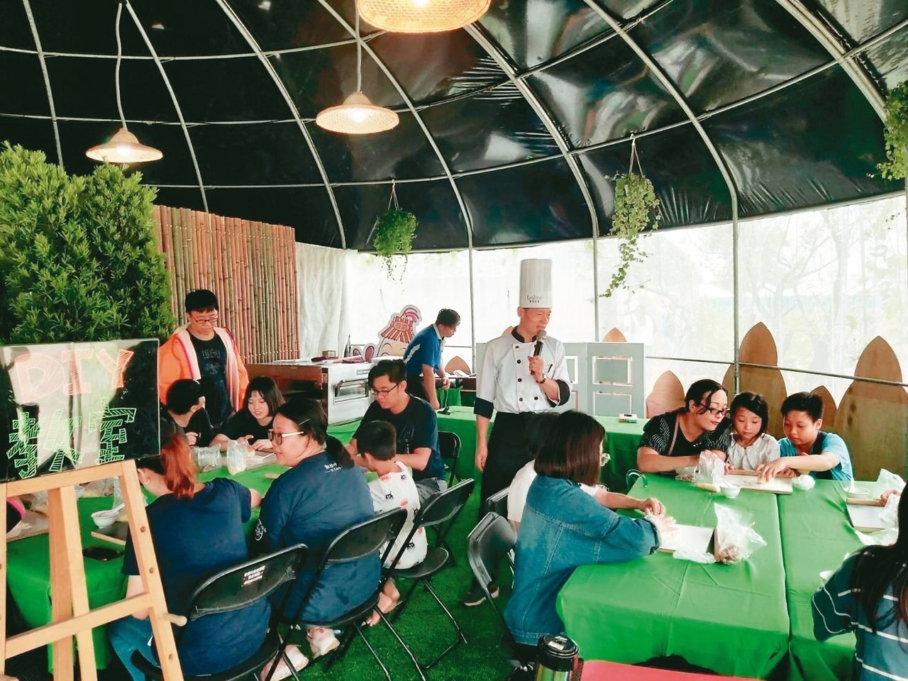 桃園農博「桃林秘境」展區現場可和農場主廚互動。 圖/桃園市政府觀光旅遊局提供