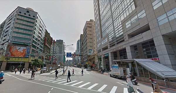 位在大安、中正兩區交界的捷運古亭站,附近緊鄰師大商圈,交通便利、舒適,成為不少人選擇居住地段。圖/截自Google地圖街景