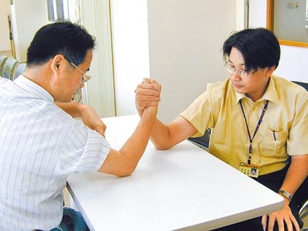 醫師提醒腕力比賽看似簡單,稍一不慎即可能造成肱骨骨折。圖/中時資料照片)