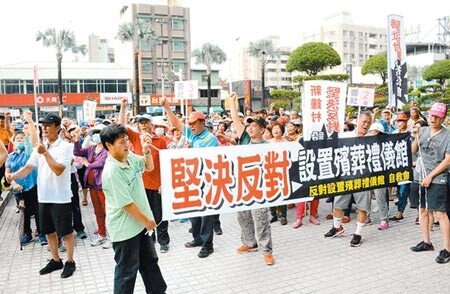 不滿業者申請興建殯儀館，萬丹及新園鄉民舉布條至屏縣府陳情。圖／記者林和生攝影