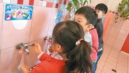 台中市腸病毒疫情在開學後曾出現一波高峰，目前疫情稍緩，仍有部分國小、幼兒園停課，衛生局呼籲，應落實勤洗手。（馮惠宜攝） 