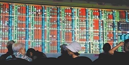 受中美貿易協商達成部分協議,美股連三天反彈上漲激勵,台股14日上演多頭行情,開盤跳空大漲逾百點,收盤大漲176點,以11066點作收。圖/記者顏謙隆攝影