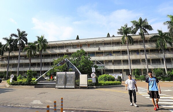 台中一中的操場將新闢停車場，學生與家長群起反對，校方表示將再溝通。 圖／新聞局提供