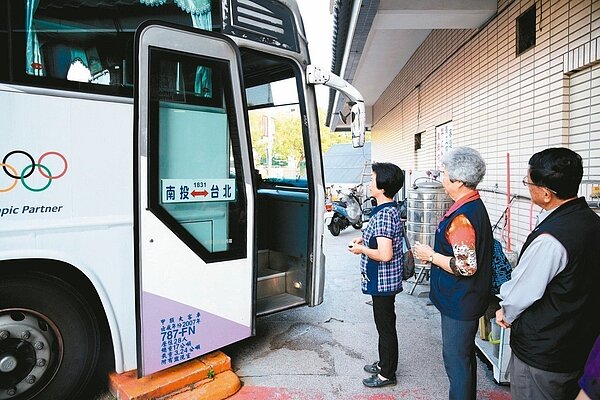 南投縣敬老愛心卡僅補助搭公車，當地長輩因此向民代反映，盼納入台鐵扣點服務讓他們也能搭火車。圖／南投縣政府提供