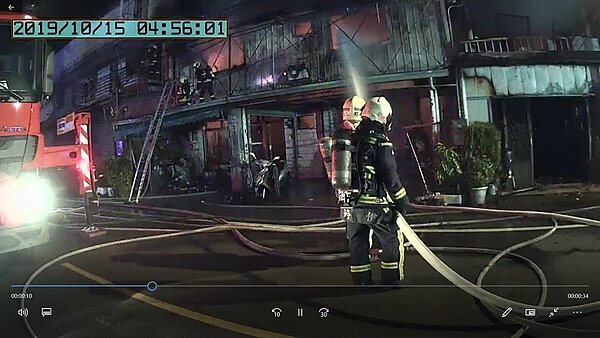 台中市霧峰區四德路一排連棟鐵皮建築物，凌晨3時許突然起戶，5戶中有4戶起火，現場燃燒面積約120平方公尺，所幸住戶及時逃出。記者黃寅／翻攝