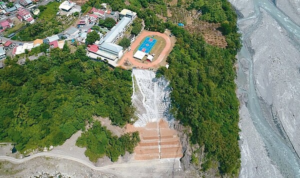 農委會水土保持局與高雄市政府跨域合作，興中國小坡腳護岸與擋土牆工程完工。 圖／水土保持局提供