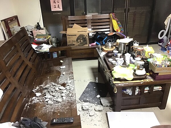 社會局前局長古梓龍住的海砂屋日前混泥塊剝落砸中客廳座椅。圖／桃園市議員黃家齊提供