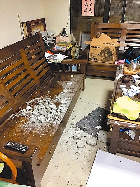 前社會局長古梓龍家客廳天花板,國慶連假突然坍方下起「水泥雨」,最大的約2個人頭大,議員黃家齊14日為住戶請命。(黃家齊提供/蔡依珍桃園傳真)