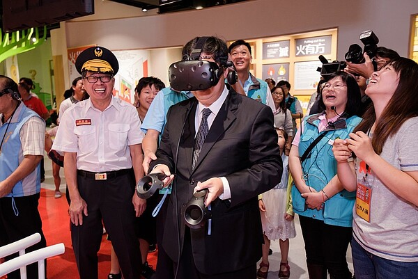 桃園防災教育館有VR、AR科技結合防災遊戲體驗,最受民眾、小朋友喜愛,市長鄭文燦(中)成抽空體驗感受防災的重要。圖/桃園市消防局提供