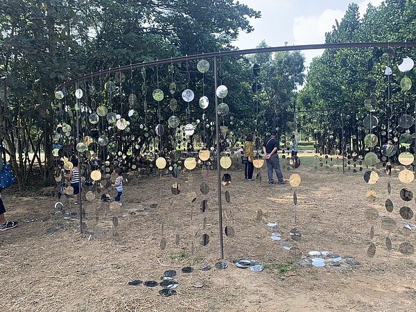 台南水道博物館連假吸引12萬遊客,園區藝術品亮片被扯落。圖/文化局提供