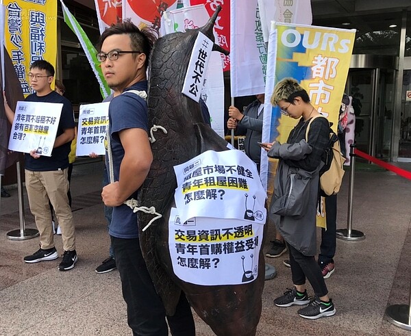 巢運成員背上蝸牛造型裝置，強調目前青年面臨居住困境。好房網News記者李彥穎攝