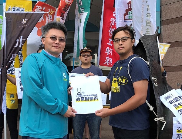 巢運拜訪五大政黨首站為民進黨黨部,由民進黨政策委員會首席政務副執行長柳嘉峰(左)接下邀請函。好房網News記者李彥穎攝