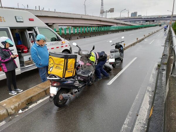 根據統計，台北市10月1日至13日間外送平台外送員交通事故共計發生30件，平均一天2.3件。圖／北市交大提供