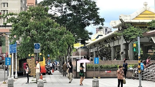 龍山寺周邊。 記者游智文/攝影