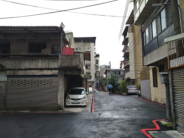 拆除大隊美樂地專案將永和區文化路一處兩層樓違建拆除,還路於民。圖/新北市工務局提供