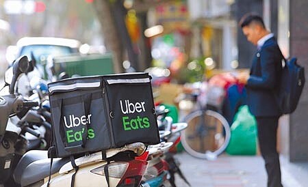 近期發生多起美食平台外送員車禍傷亡事件,外送員的意外險及勞健保等議題引發大眾關注。勞動部將針對國內兩家最大外送平台 foodpanda、Uber Eats 勞動檢查,金管會也會要求產險公會去函勞動部等相關單位,說明可提供的保險種類。(黃世麒攝)