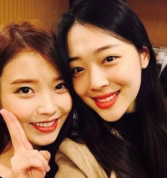 IU和雪莉私交甚篤。圖/摘自IG