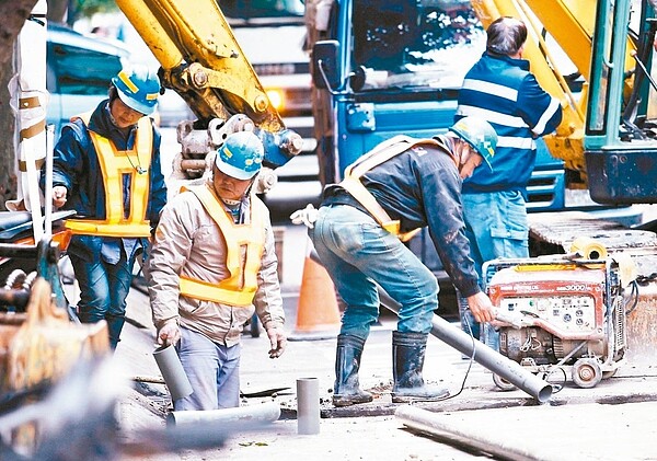 我國勞動市場仍受景氣擴張力道趨緩影響,8月整體加班工時連10月年減。 圖/聯合報系資料照片