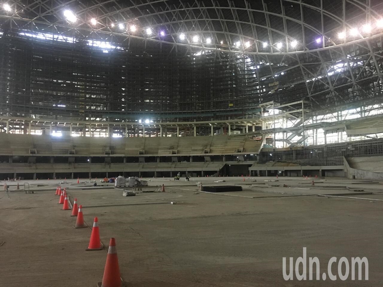 大巨蛋紛擾不斷,昨天第七度進入台北市都市設計審議會闖關成功,台北市議會教育委員會今天赴大巨蛋考察。記者張世杰/攝影