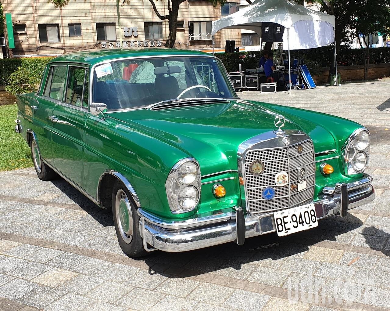 骨董車賓士1959年編號W110轎車。記者鄭國樑/攝影