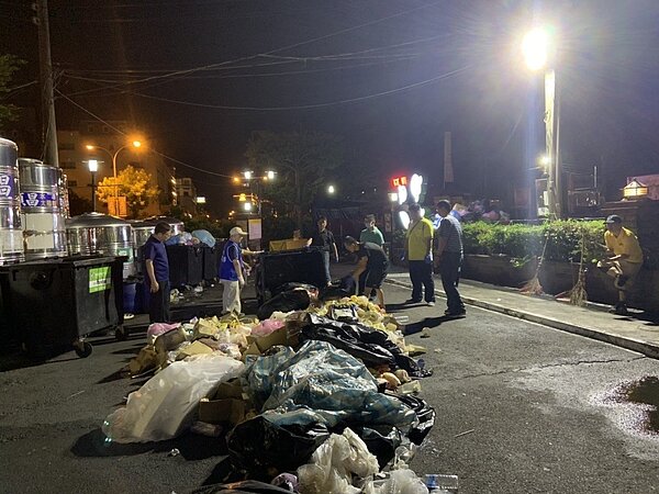 警方為了尋找男嬰下落,還翻開夜市垃圾尋找。記者黃宣翰/翻攝