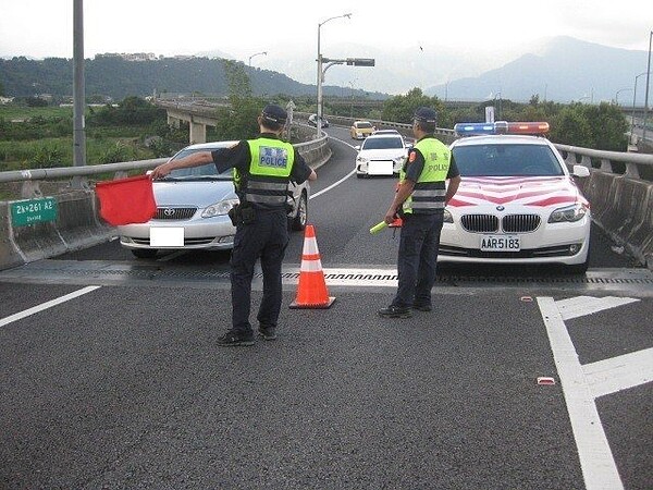 酒駕新法將於7月1日實施，國道公路警察第七大隊28、29日即加強路檢共查獲7人酒駕。圖／國道七隊提供