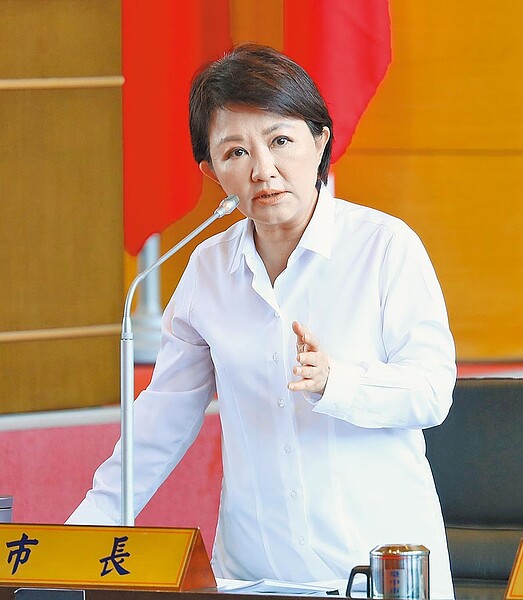 台中市長盧秀燕兌現競選支票，7月1日起恢復老人健保補助；全市超過22萬名長輩受惠。（陳世宗攝）