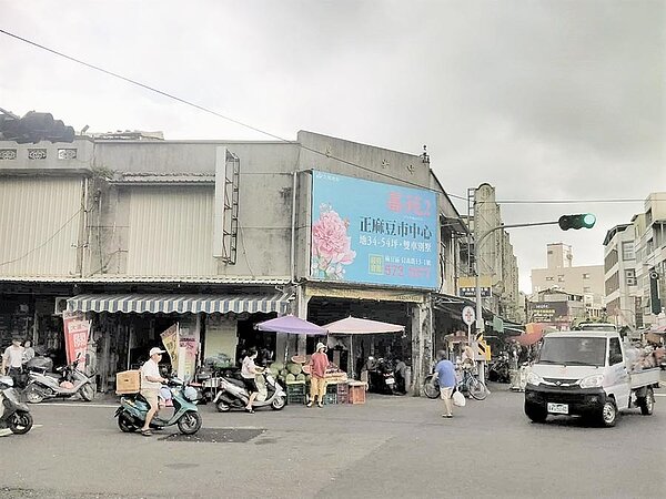 台南麻豆中央市場過半均為私有地,加上建築老舊,地主希望取回土地使用權,台南市府市場處則回應,等訴訟官司結束才能處理。(莊曜聰攝)