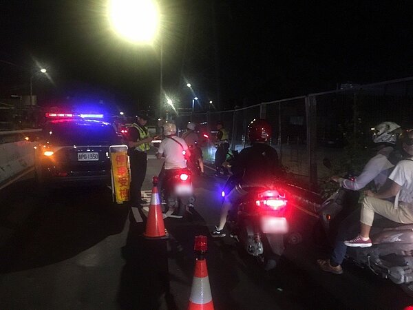 配合108年7月1日修正施行道路交通管理處罰條例「酒駕新制」規定，並因應暑假期間青少年騎車結伴出遊增多，新北市土城警分局昨晚強化攔停取締酒後駕車執法作為，展現強力執法決心，有效遏阻酒駕、蛇行飆車及改裝車輛等違規情事發生。圖／警方提供