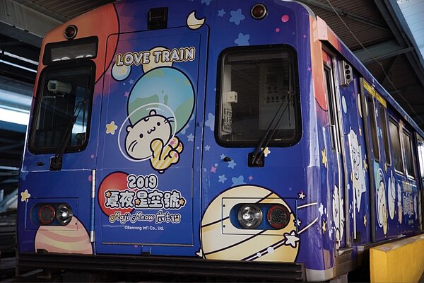北捷明天起至10月底止，捷運淡水信義線「2019夏夜星空號」彩繪列車，車廂內不光是車窗、車門及屏風，亦兼顧天花板、設備箱及壁面等，裡裡外外都是麻吉貓的可愛身影。圖／北捷提供