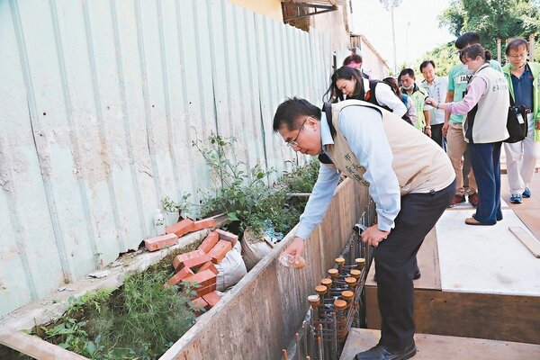 台南市長黃偉哲視察噴藥情形，探查里內水溝。 圖／台南市府提供