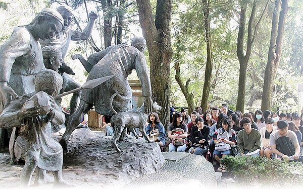 霧社事件迄今已90周年,但每年的紀念日南投縣各界都會在抗日紀念碑前舉行祭典儀式及追思活動,追悼烈士的英勇抗日事蹟。(楊樹煌攝)