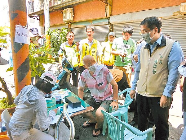 台南市因應首起本土登革熱病例,現場也為鄉親抽血採樣,台南市長黃偉哲(右)到場強調防疫不能掉以輕心。(曹婷婷攝)
