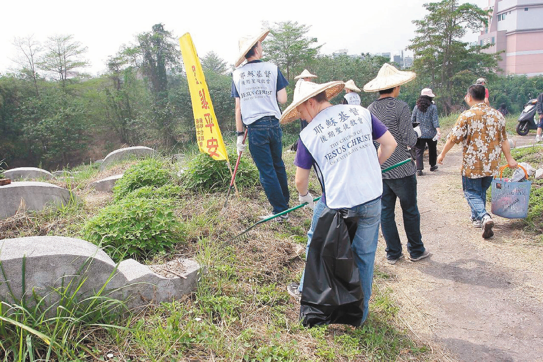 這群來自摩門教台南支聯會的外國人每年都義務協助民眾掃墓,在後甲公墓除草、撿垃圾。 記者莊宗勳/攝影