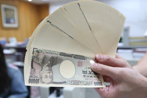 台北股匯市今天大漲，新台幣開盤不久升破31元整數關卡，連帶的日圓換匯價格也重返0.28字頭。 記者林澔一／攝影