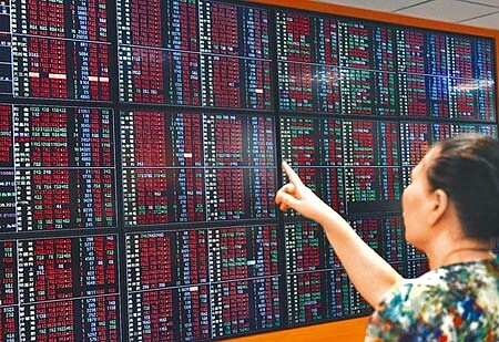 川習會達成重啟陸美貿易磋商共識,台北股市1日開高走高,大漲164.63點,以10895.46點作收。(顏謙隆攝)